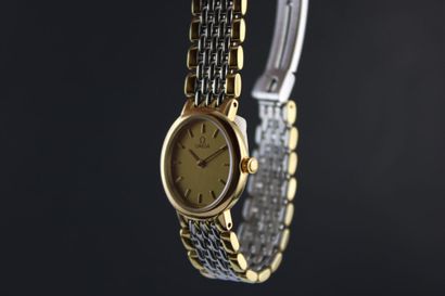 OMEGA 
Montre de dame deux tons. Boitier...