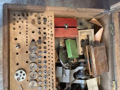 Layette d'horloger en bois avec fournitures,...