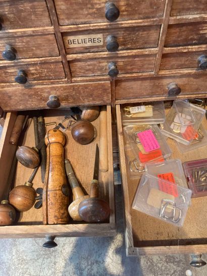 Layette d'horloger en bois avec fournitures,...