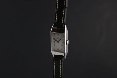 OMEGA 
Montre de dame en acier. Boitier rectangulaire....