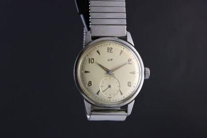 LIP R25
Montre bracelet en acier. Boitier...