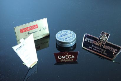 Réunion de quatre présentoirs Oméga, Eterna-Matic...