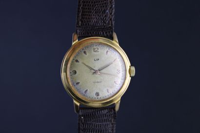 LIP 
Montre bracelet plaqué or. Boitier rond....