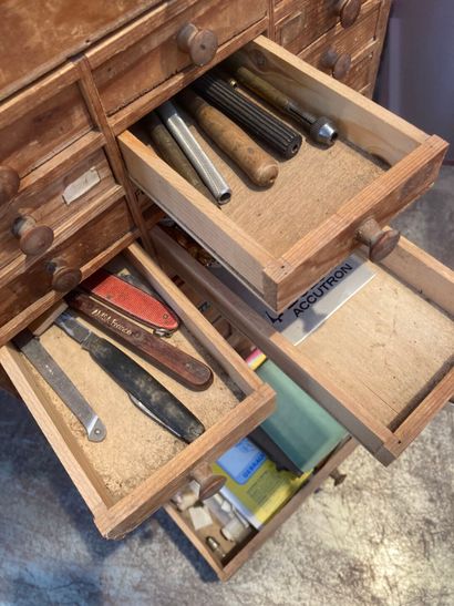 Layette d'horloger en bois avec fournitures,...