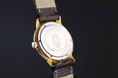 LIP 
Montre bracelet plaqué or. Boitier rond....