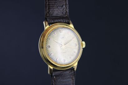 LIP 
Montre bracelet plaqué or. Boitier rond....