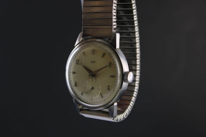 LIP R25
Montre bracelet en acier. Boitier...