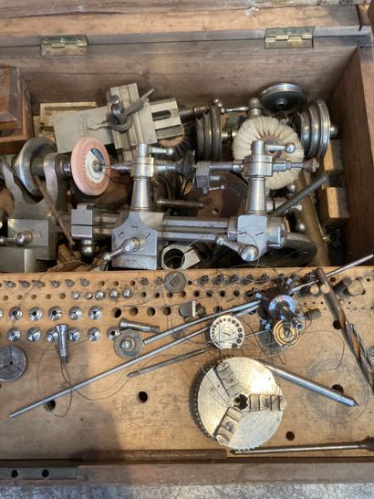 Layette d'horloger en bois avec fournitures,...