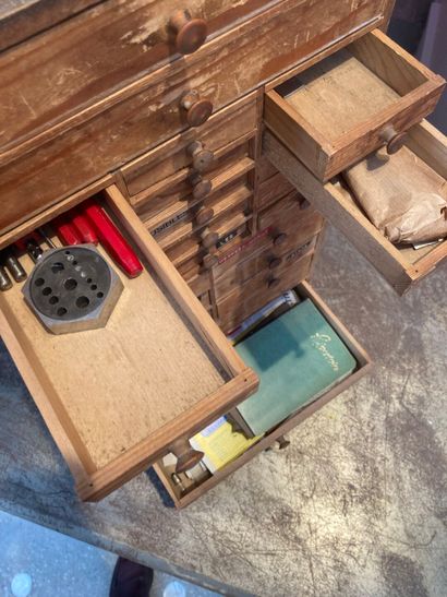 Layette d'horloger en bois avec fournitures,...