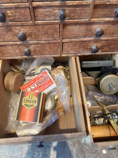 Layette d'horloger en bois avec fournitures,...