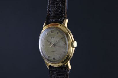 LIP 
Montre bracelet plaqué or. Boitier rond....