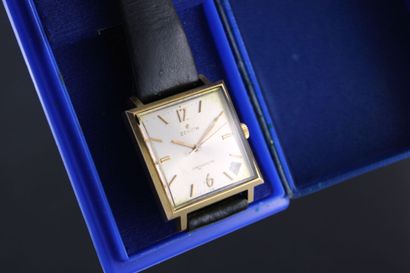 ZENITH 
Boitier carré plaqué or. Couronne...