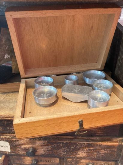 Layette d'horloger en bois avec fournitures,...