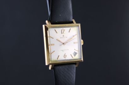 ZENITH 
Boitier carré plaqué or. Couronne...