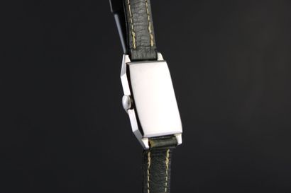 OMEGA 
Montre de dame en acier. Boitier rectangulaire....