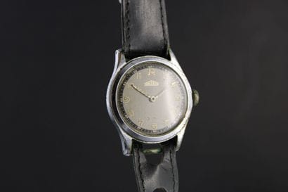 ANGELUS. 
Montre bracelet chromée. Boitier...