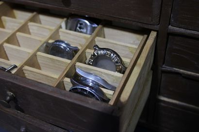 Layette d'horloger avec boitiers neufs de...