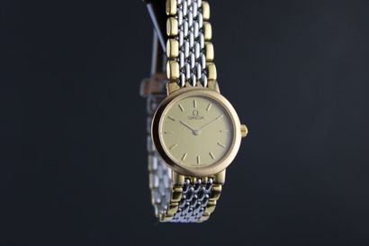 OMEGA 
Montre de dame deux tons. Boitier...