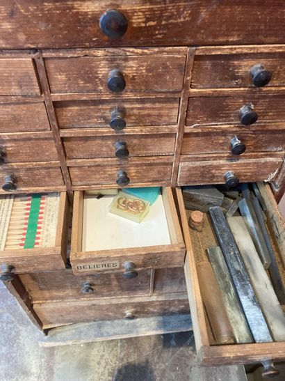 Layette d'horloger en bois avec fournitures,...