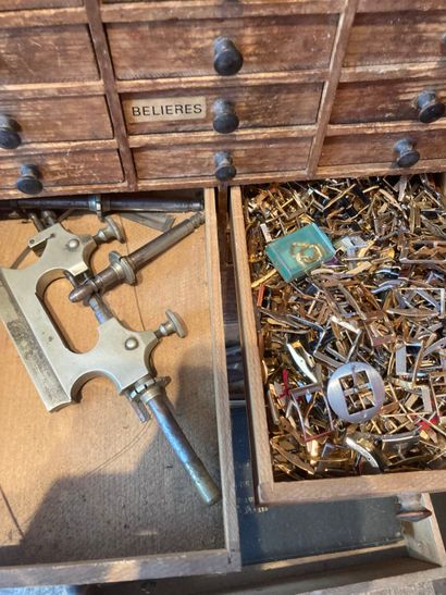 Layette d'horloger en bois avec fournitures,...