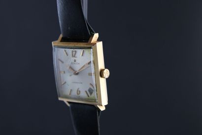 ZENITH 
Boitier carré plaqué or. Couronne...