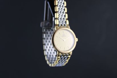 OMEGA 
Montre de dame deux tons. Boitier...