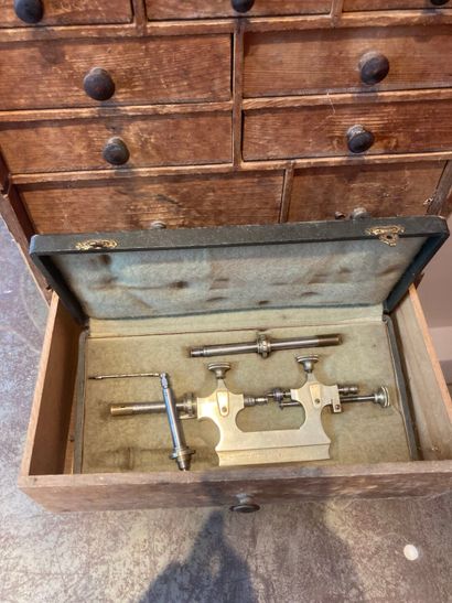 Layette d'horloger en bois avec fournitures,...