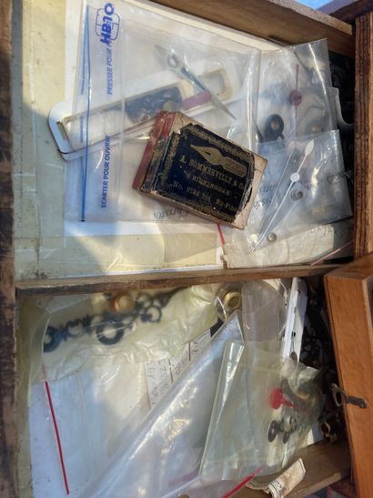 Layette d'horloger en bois avec fournitures,...