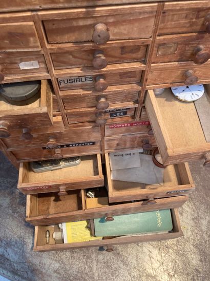Layette d'horloger en bois avec fournitures,...