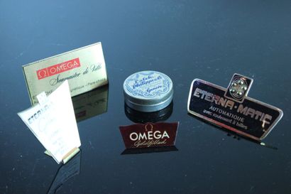 Réunion de quatre présentoirs Oméga, Eterna-Matic...