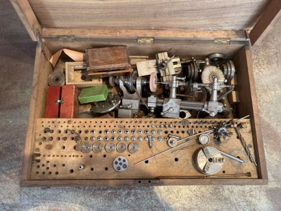 Layette d'horloger en bois avec fournitures,...