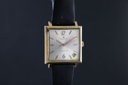ZENITH 
Boitier carré plaqué or. Couronne...