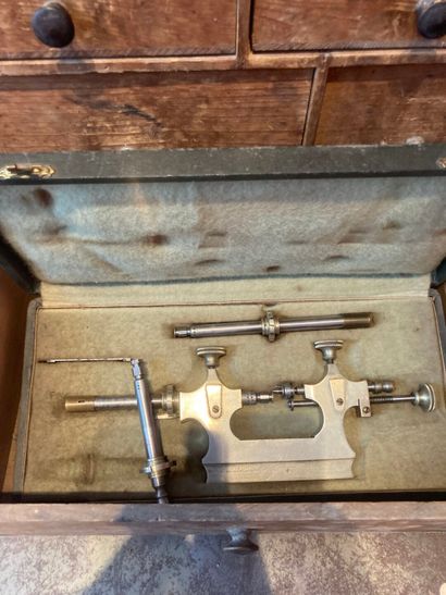 Layette d'horloger en bois avec fournitures,...