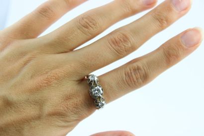 Bague en platine (900/1000) centrée de trois...