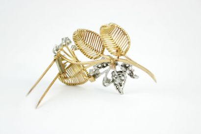 Broche clip en or 18 K ( 750/1000) et argent...