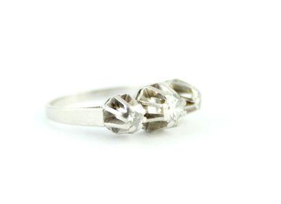 Bague en platine (900/1000) centrée de trois...