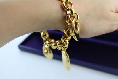BOUCHERON 
Bracelet en métal doré fantaisie...