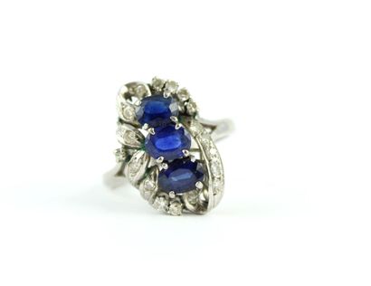 Bague en or gris 18K (750/1000) centrée de...