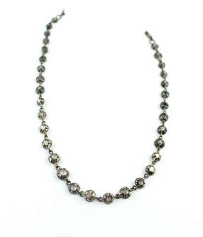 Collier en métal argenté orné de diamants...