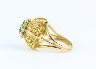 Bague en or jaune 18K (750/1000) de forme...