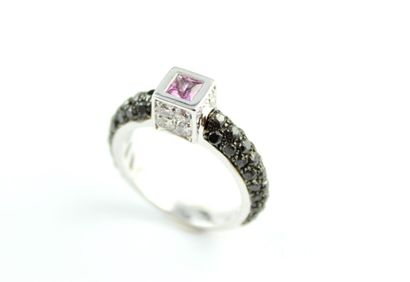 DE GRISOGONO
Bague en or gris 18K (750/1000)...