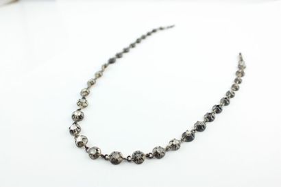Collier en métal argenté orné de diamants...