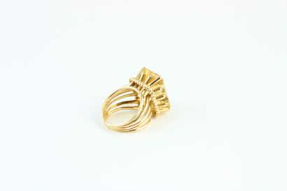 Bague de cocktail en or jaune 18K (750/1000)...