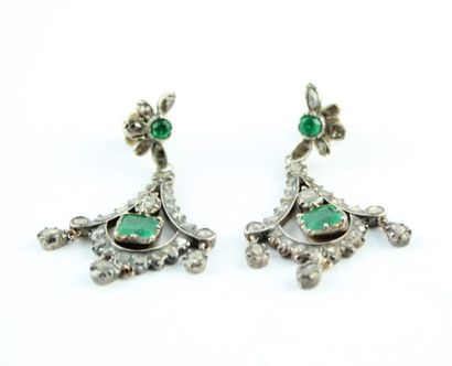 Paire de boucles d'oreille en argent et or...