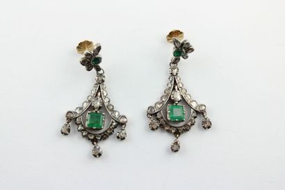 Paire de boucles d'oreille en argent et or...