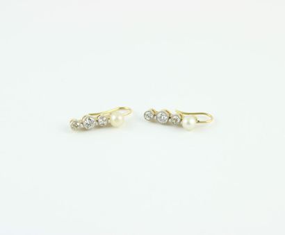 Paire de boucles d'oreille en or jaune 18K...