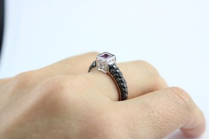 DE GRISOGONO
Bague en or gris 18K (750/1000)...