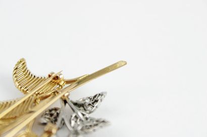 Broche clip en or 18 K ( 750/1000) et argent...