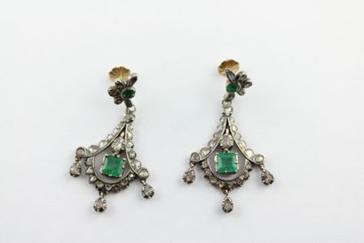 Paire de boucles d'oreille en argent et or...