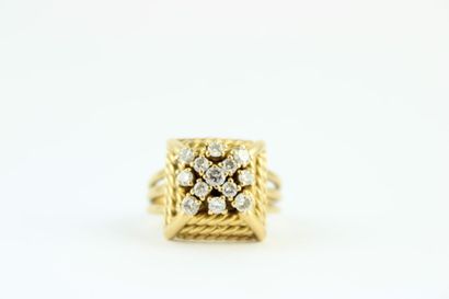 Bague en or jaune 18K (750/1000) le plateau...